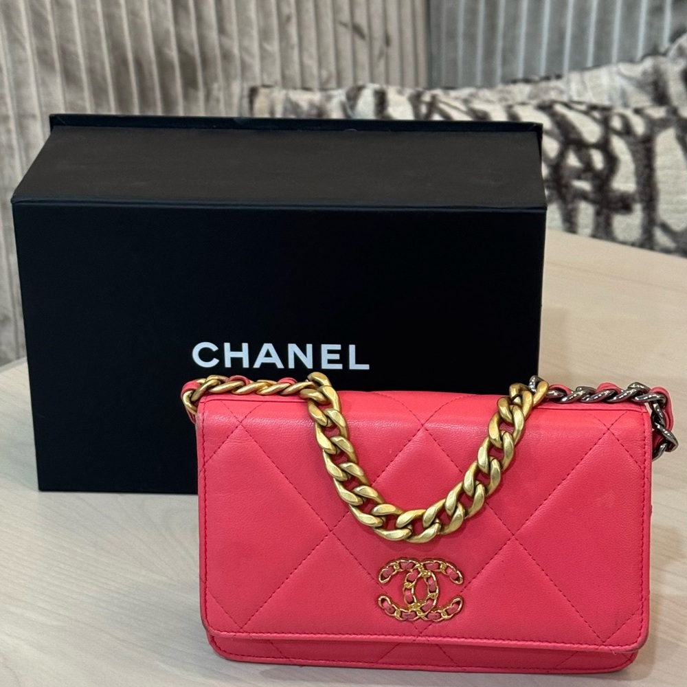 Chanel 19 WALLET ON CHAIN. Full Set!
